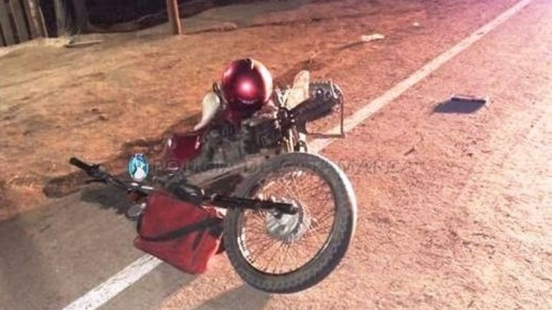 Arreglaba la moto al costado de la ruta y fue embestido por un auto