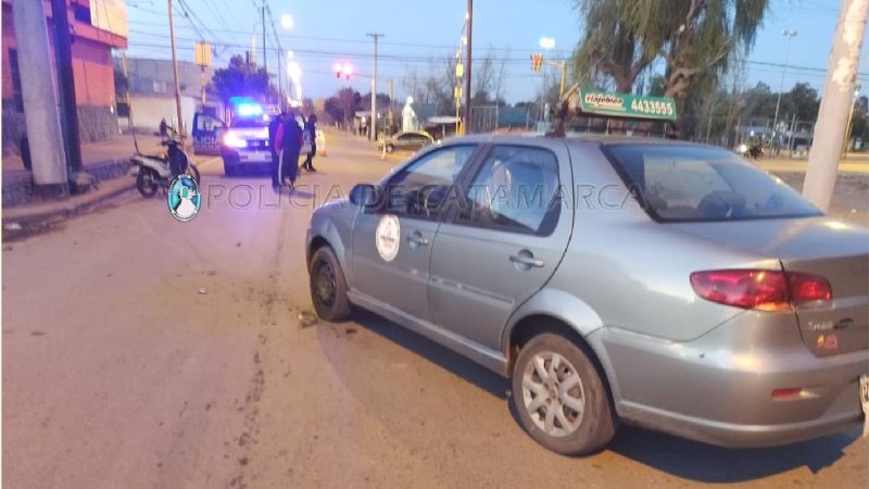 Motociclistas chocaron con un remis en Maipú Norte