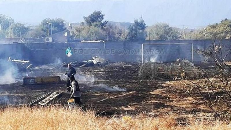 Sofocan un incendio de pastizales en la Capital