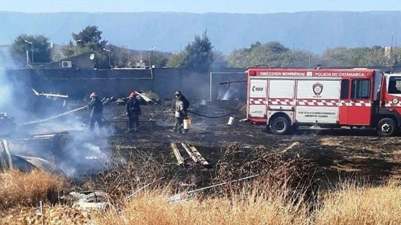 Sofocan un incendio de pastizales en la Capital