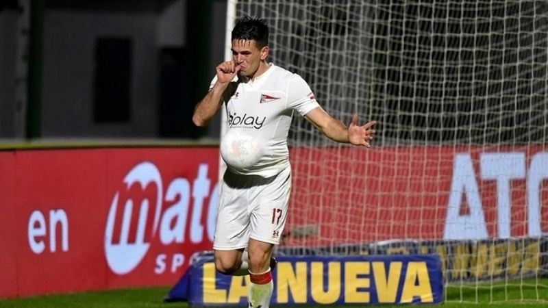 Estudiantes goleó 3-0 a Sarmiento en una ráfaga de 6 minutos