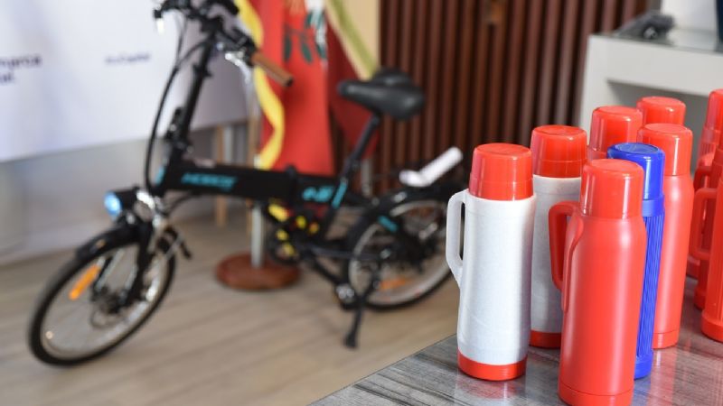 Vendedor de café que perdió todo recibió una nueva bici y termos