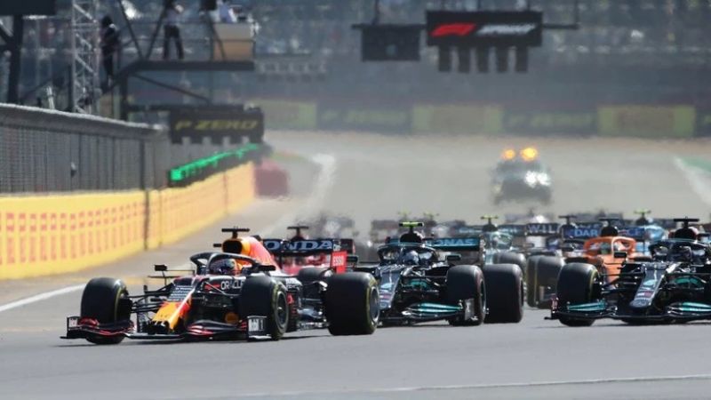 Verstappen ganó la primera “sprint” y larga adelante en Silverstone