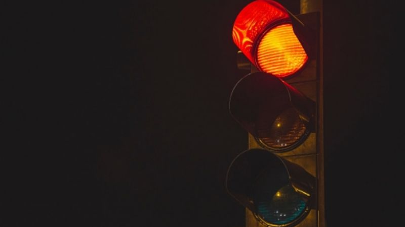 Evadió un control y pasó el semáforo en rojo