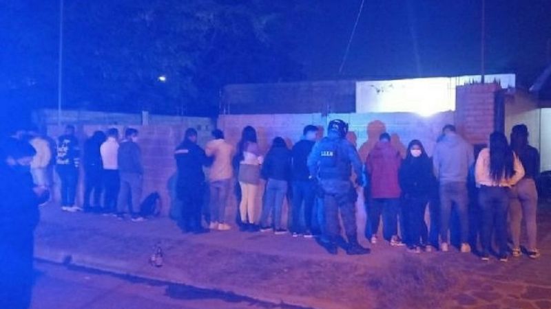 Casi 20 personas estaban en una clandestina y llegaron los policías