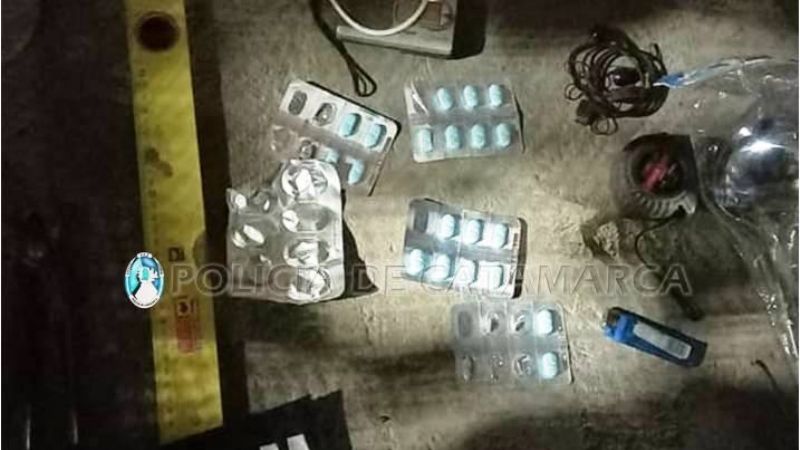 Aprehenden a un joven con una mochila con pastillas y otros elementos