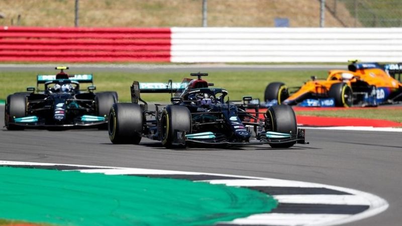 Hamilton ganó después de “sacarlo” a Verstappen
