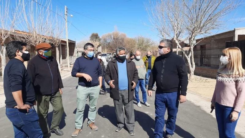 Niederle y el intendente Gómez recorrieron barrios asfaltados