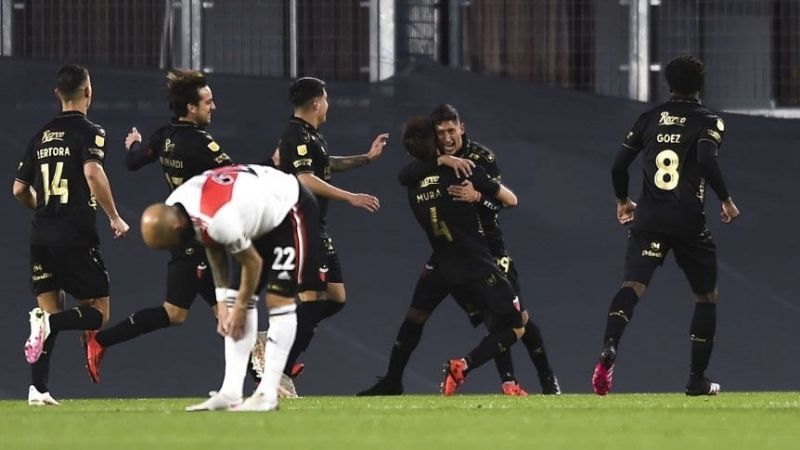 Con uno menos, Colón venció a River en el Monumental