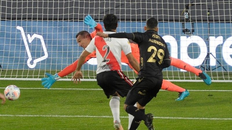 Con uno menos, Colón venció a River en el Monumental