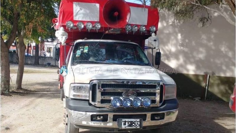 Detienen a dos sujetos con placas de bronce robadas del cementerio