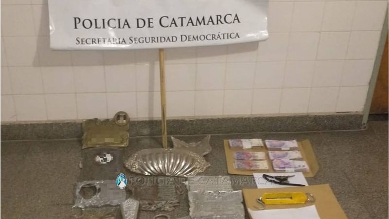 Detienen a dos sujetos con placas de bronce robadas del cementerio