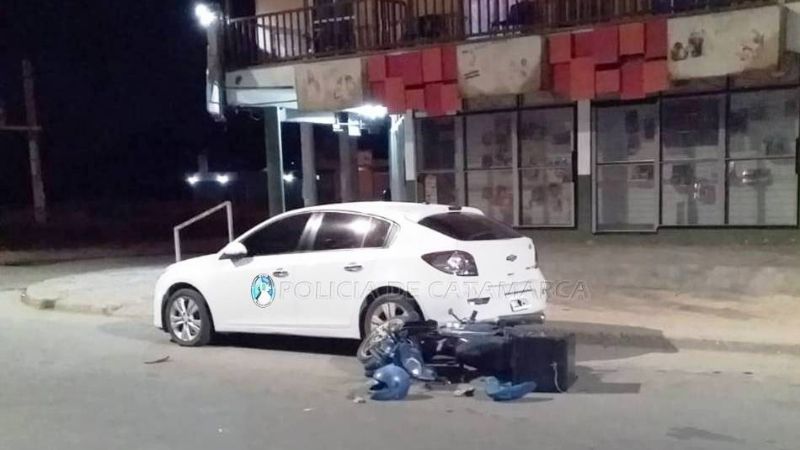 Motociclista impactó contra un auto estacionado
