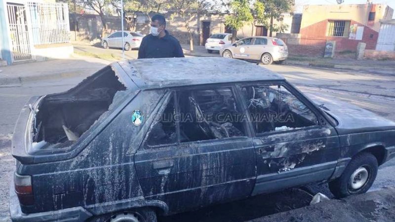 Incendio de un automóvil en el sur de la capital
