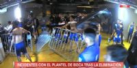LOS JUGADORES DE BOCA portando las vallas en la zona de vestuarios.