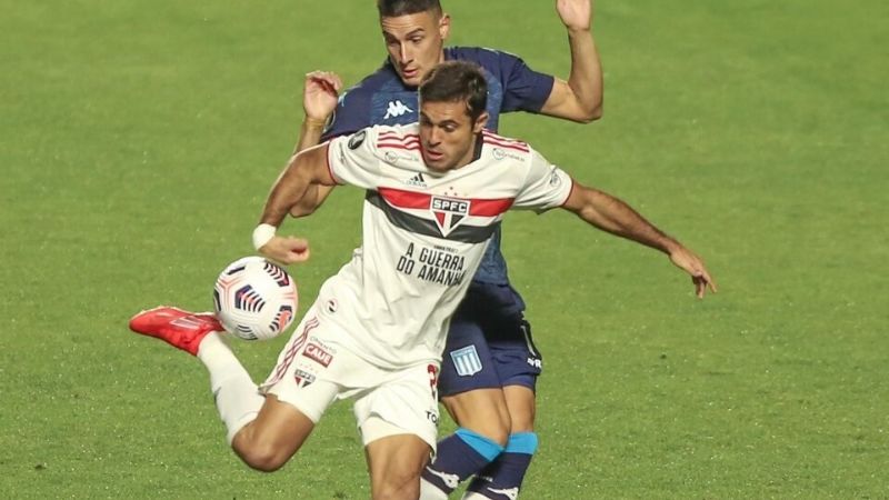 El “Cata” Moreno en Racing ante San Pablo, por la Copa