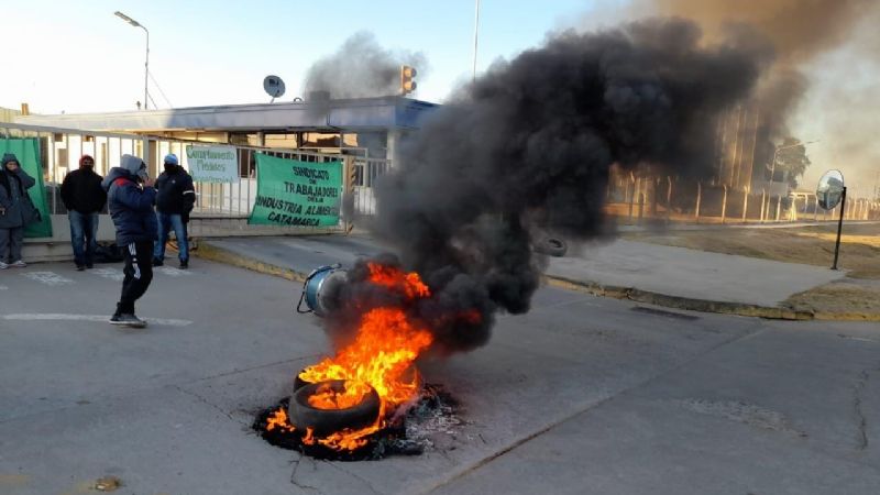 Protesta y bloqueo a la fábrica Arcor en Recreo