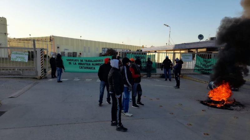 Protesta y bloqueo a la fábrica Arcor en Recreo