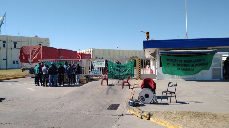 Protesta y bloqueo a la fábrica Arcor en Recreo