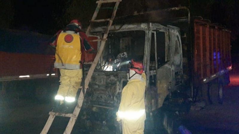 Se prendió fuego un camión y solo quedaron las chapas