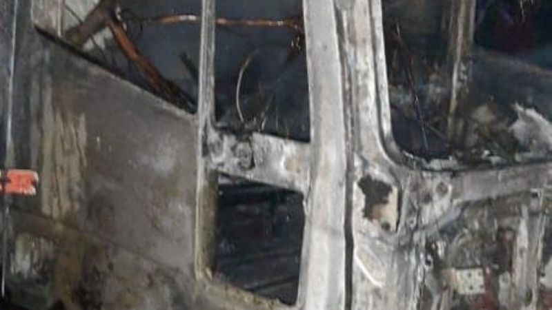 Se prendió fuego un camión y solo quedaron las chapas