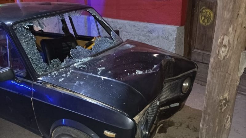 Adolescente impactó un auto contra un poste de luz