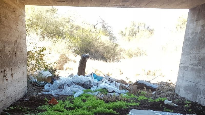Inescrupulosos arrojan basura en alcantarillas
