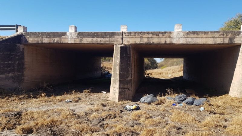 Inescrupulosos arrojan basura en alcantarillas