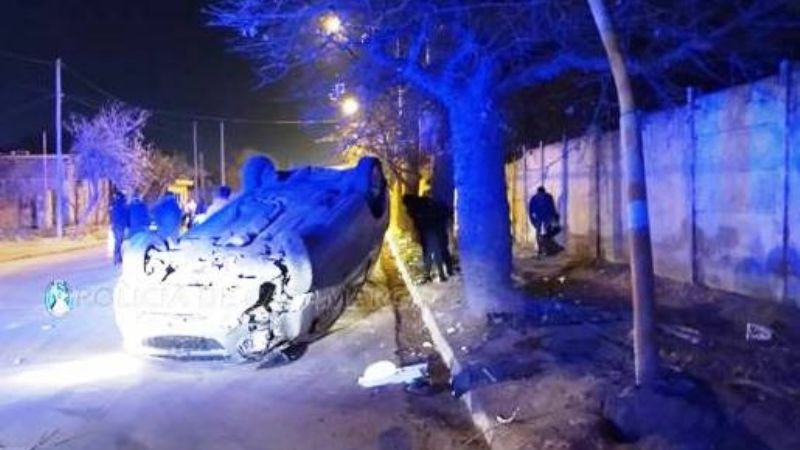 Joven volcó un auto frente al predio del Club Salta Central