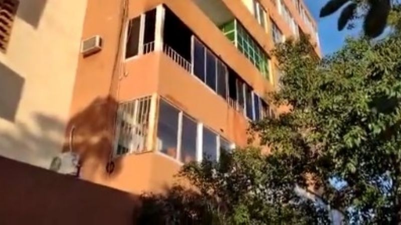 Las sirenas despertaron al centro: incendio en un departamento