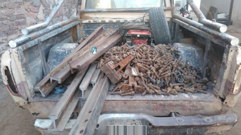 Cinco arrestados por robar rieles en la ruta 157