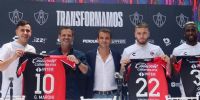 PRESENTACIÓN. Junto al DT Diego Cocca y los otros refuerzos Franco Troyanski (ex Olimpo, Unión y San Lorenzo) y del colombiano Julián Andrés Quiñones.
