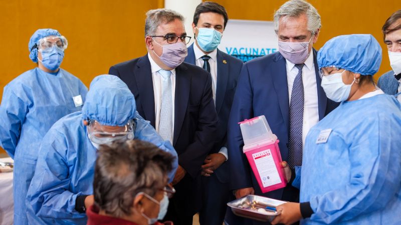 El gobernador estimó que “en diez días van a estar todos vacunados”