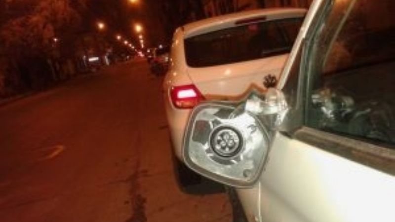 Detienen a un hombre que rompió un auto afuera de un taller