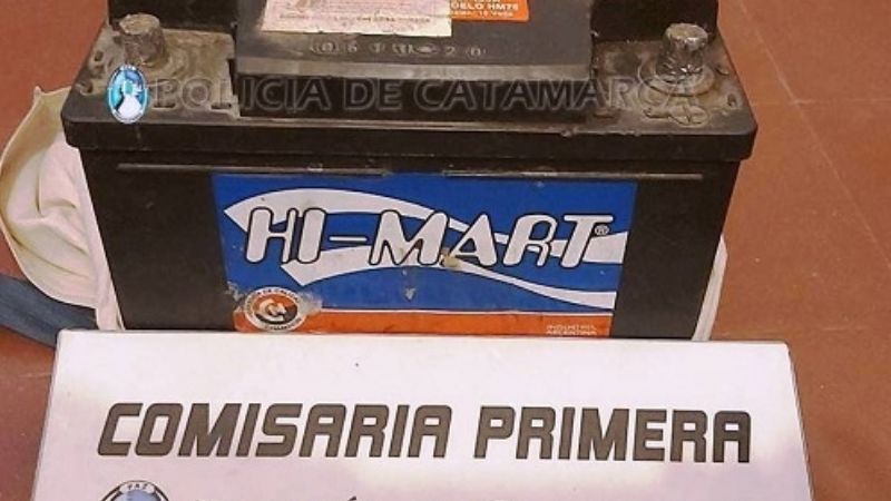 Lo descubren robando una batería de un auto