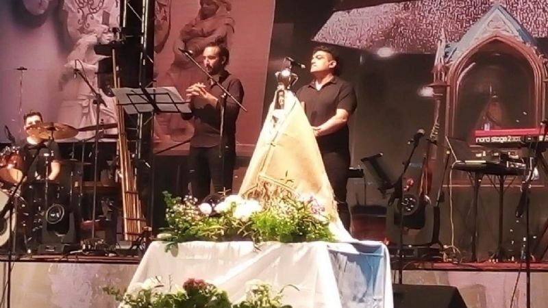 La Madre del Valle engalanó el inicio de la 50° Fiesta Nacional del Poncho