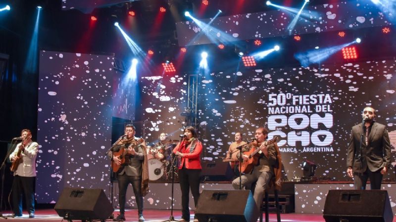 La primera noche del Poncho Virtual, con gran acompañamiento del público