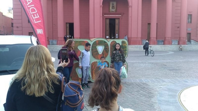 Palpitando el Poncho: intervenciones artísticas en el Paseo de la Fe