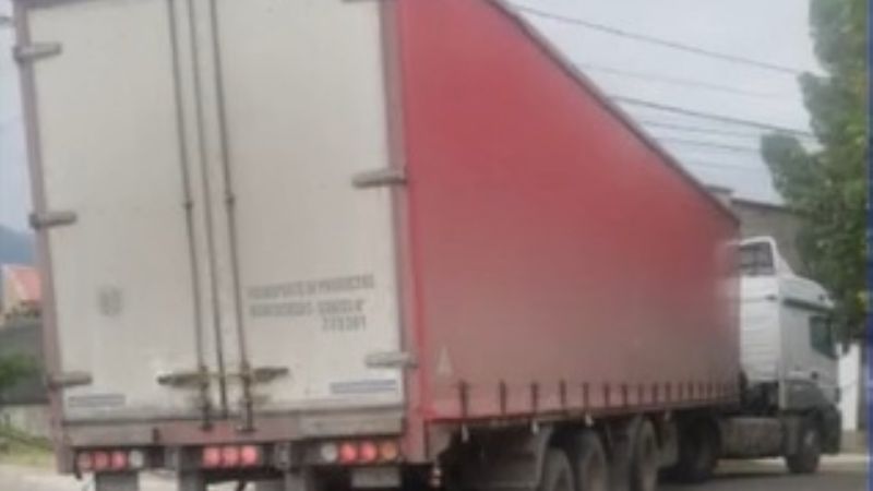 Camión dañó infraestructura eléctrica y vecinos quedaron sin luz