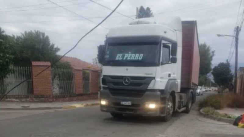 Camión dañó infraestructura eléctrica y vecinos quedaron sin luz