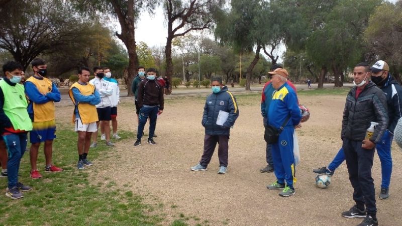 Con Narváez como DT, Policial retomó los entrenamientos