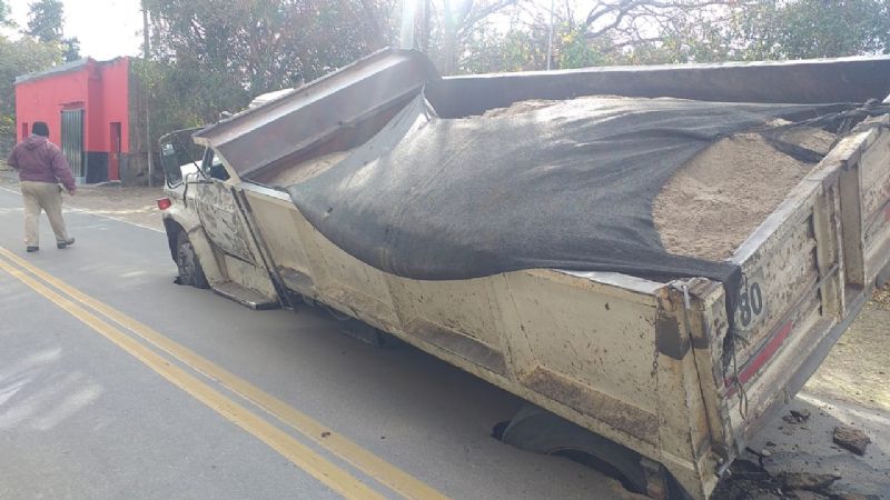 Camión se hundió en el pavimento en FME