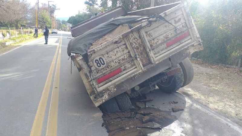 Camión se hundió en el pavimento en FME