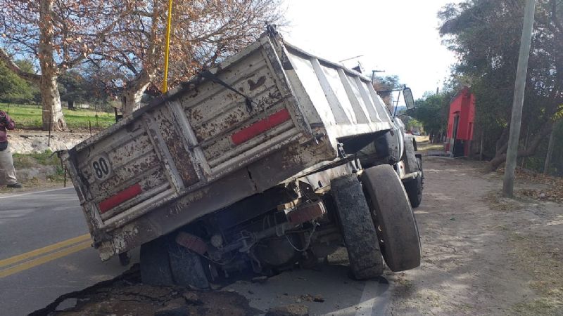 Camión se hundió en el pavimento en FME