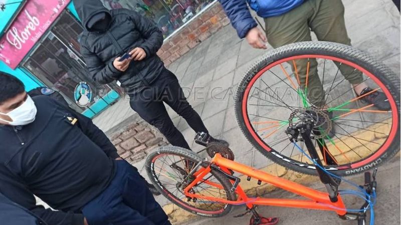 Detienen a un sujeto que andaba en una bicicleta que acababa de robar