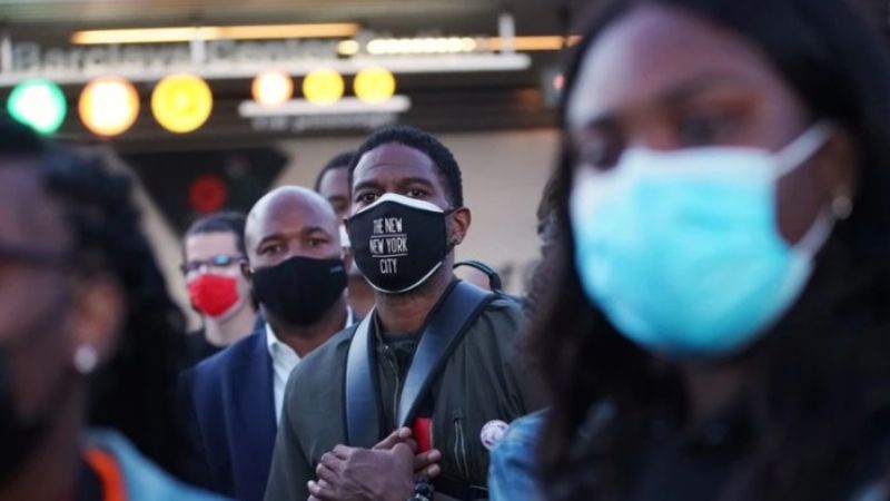 EEUU volvió a recomendar que las personas vacunadas usen mascarilla en interiores