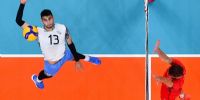 Ezequiel Palacios al marcar un punto ante los franceses, en vóley. 