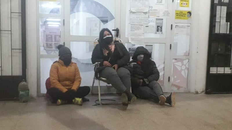 Mujeres se encadenaron para pedir mejoras laborales