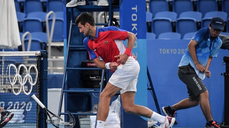 Djokovic perdió todo en Tokio 2020, hasta la compostura
