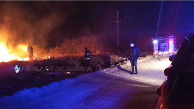 Bomberos apagaron un incendio de pastizales en un asentamiento